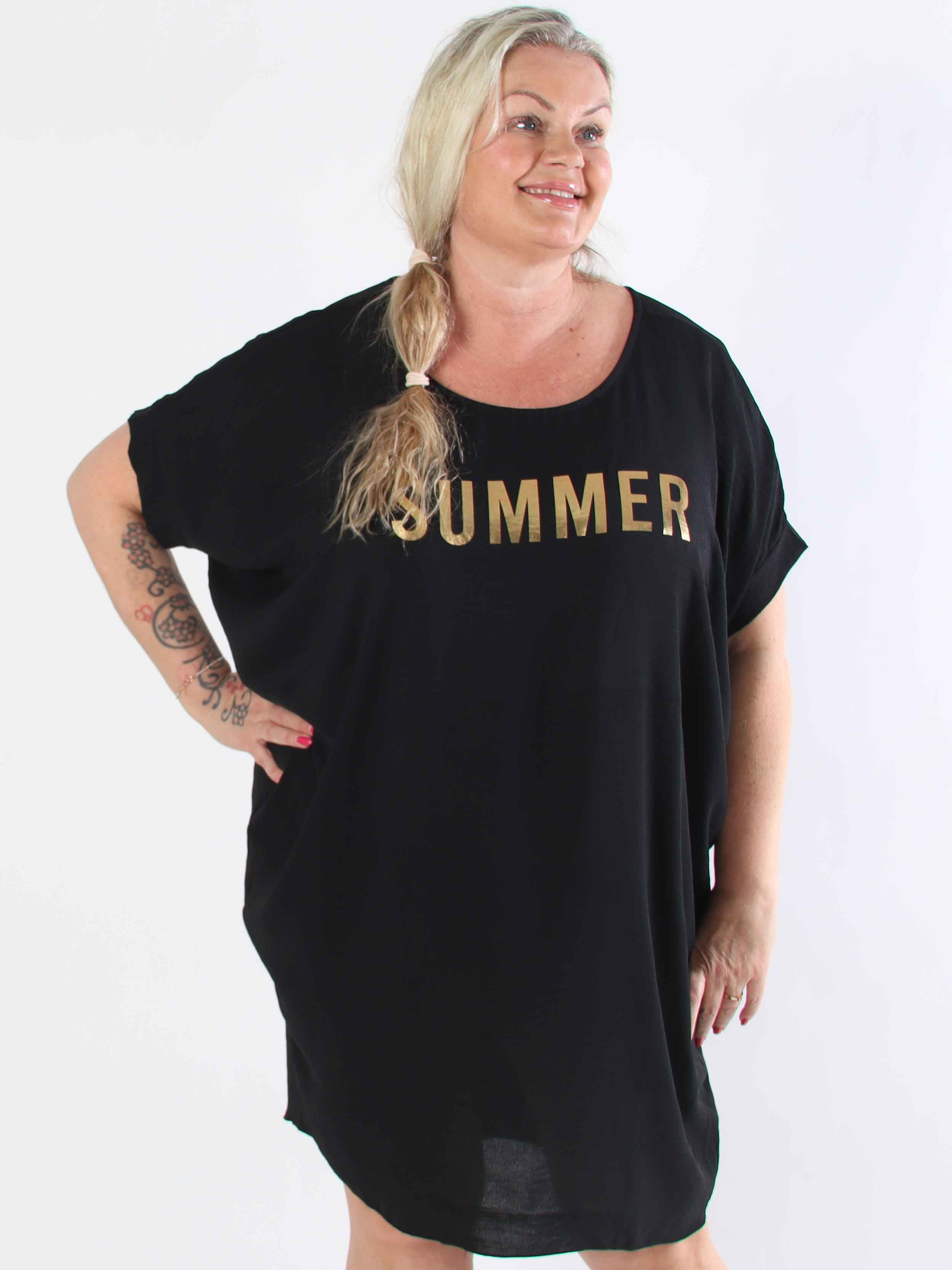 Bine - Sød plus size kjole i løs pasform med guld print på brystet